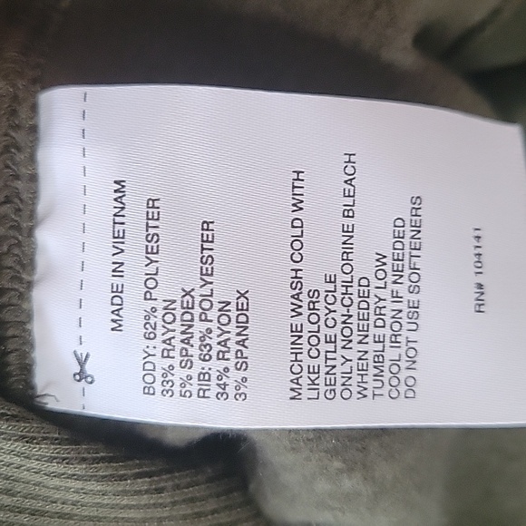 3/$12 Dark olive sweatshirt junior XL - Picture 6 of 6